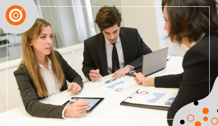 En la gestión de un bufete de abogados, el enfoque diario en el trabajo legal y la atención a los clientes es fundamental.